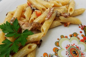 Penne cu sos alb si galbiori