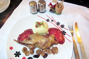 Prepelițe la Wok cu struguri și sos de zmeură