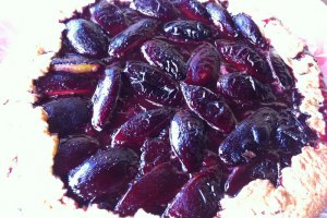 Tarta rustica cu prune si rom