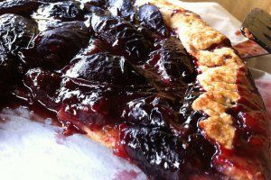 Tarta rustica cu prune si rom