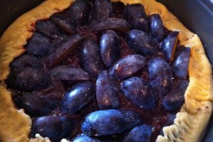Tarta rustica cu prune si rom