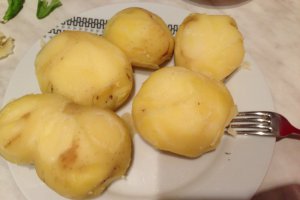 Salata de cartofi cu piept de pui in crusta de cocos