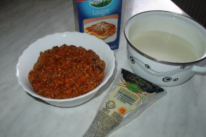 Lasagna cu sos ragu si parmezan