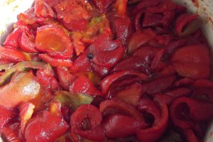 Gogosari in pasta de rosii