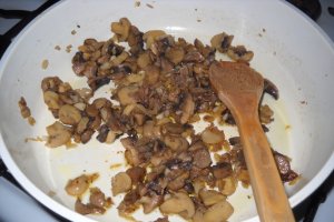 Paste cu usturoi si ciuperci