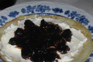 Clatite cu dulceata de visine si Ceva Fin