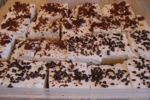 Desert prajitura cu blat ciocolatos si budinca de vanilie
