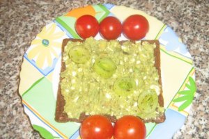 Pasta de avocado cu Ceva Fin