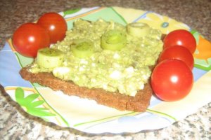 Pasta de avocado cu Ceva Fin