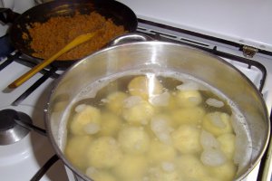 Gomboti cu prune (aluat cu branzica "Ceva fin")