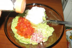 Salata de avocado cu crema de branza