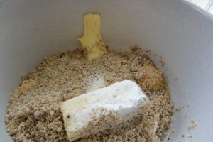Crumble cu prune caramelizate