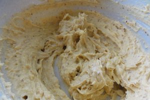 Crumble cu prune caramelizate