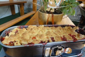 Crumble cu prune caramelizate