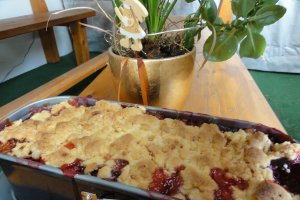 Crumble cu prune caramelizate