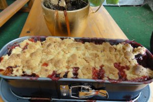 Crumble cu prune caramelizate
