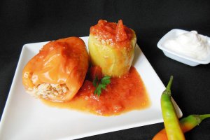 Dovlecei si ardei umpluti cu sos de rosii