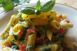 Salata calda de paste fara gluten cu ardei gras