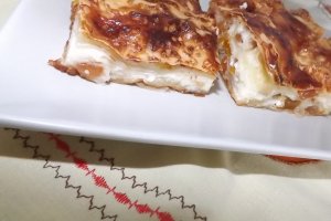 Placinta cu branza, smantana si fructe confiate