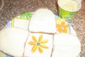 Sandvis cu Ceva Fin si fructe proaspete