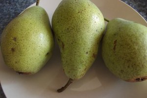 Pere în sos de caramel