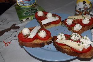 Friganele cu rosii si branzeturi