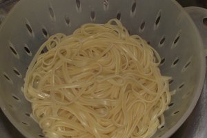 Linguine cu sunca,usturoi si parmezan