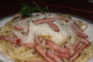 Linguine cu sunca,usturoi si parmezan