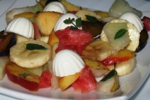 Salata de fructe cu miez de lapte