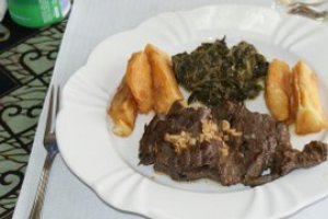 Bifes de vanat cu sos Mirandeza si mandioca prajita
