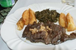 Bifes de vanat cu sos Mirandeza si mandioca prajita