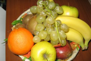 Salata de fructe cu fistic si dressing de iaurt