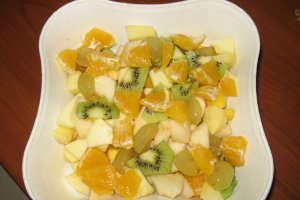 Salata de fructe cu fistic si dressing de iaurt
