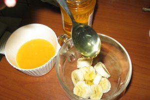 Salata de fructe cu fistic si dressing de iaurt