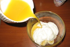 Salata de fructe cu fistic si dressing de iaurt