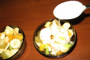 Salata de fructe cu fistic si dressing de iaurt