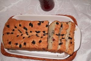 Pandispan cu afine si sos de capsuni