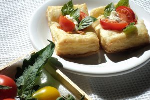Pateuri cu crema de branza si rosii
