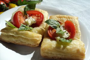 Pateuri cu crema de branza si rosii