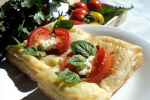 Pateuri cu crema de branza si rosii