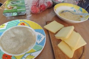 Cascaval pane cu salata de rosii si miez de lapte