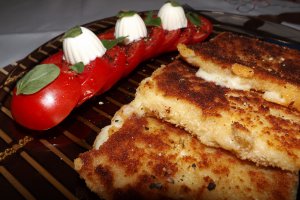 Cascaval pane cu salata de rosii si miez de lapte