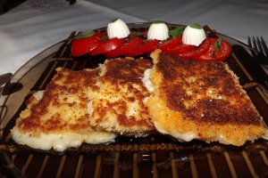 Cascaval pane cu salata de rosii si miez de lapte