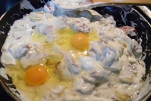 Cartofi cu carnati si smantana la cuptor