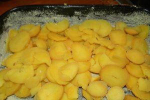 Cartofi cu carnati si smantana la cuptor