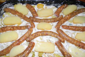 Cartofi cu carnati si smantana la cuptor