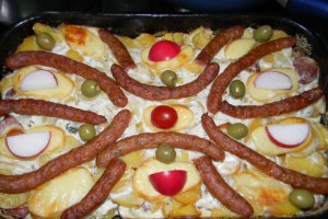 Cartofi cu carnati si smantana la cuptor