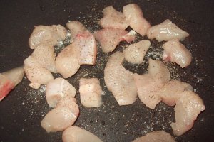 Pui cu miere si curcumma pe pat de ciuperci si kapia