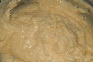 Prajitura cu crema de vanilie si sos de  zmeura