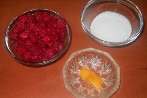 Prajitura cu crema de vanilie si sos de  zmeura